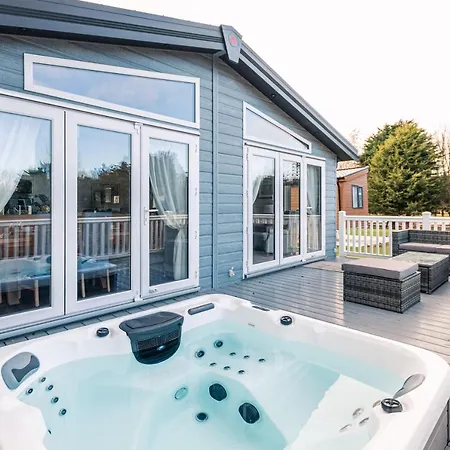 Sutton Lodge With Hot Tub York Exterior photo