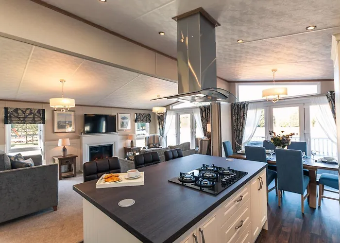 Sutton Lodge With Hot Tub